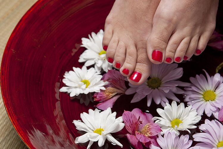 Baño terapéutico para hongos en las uñas de los pies en casa.